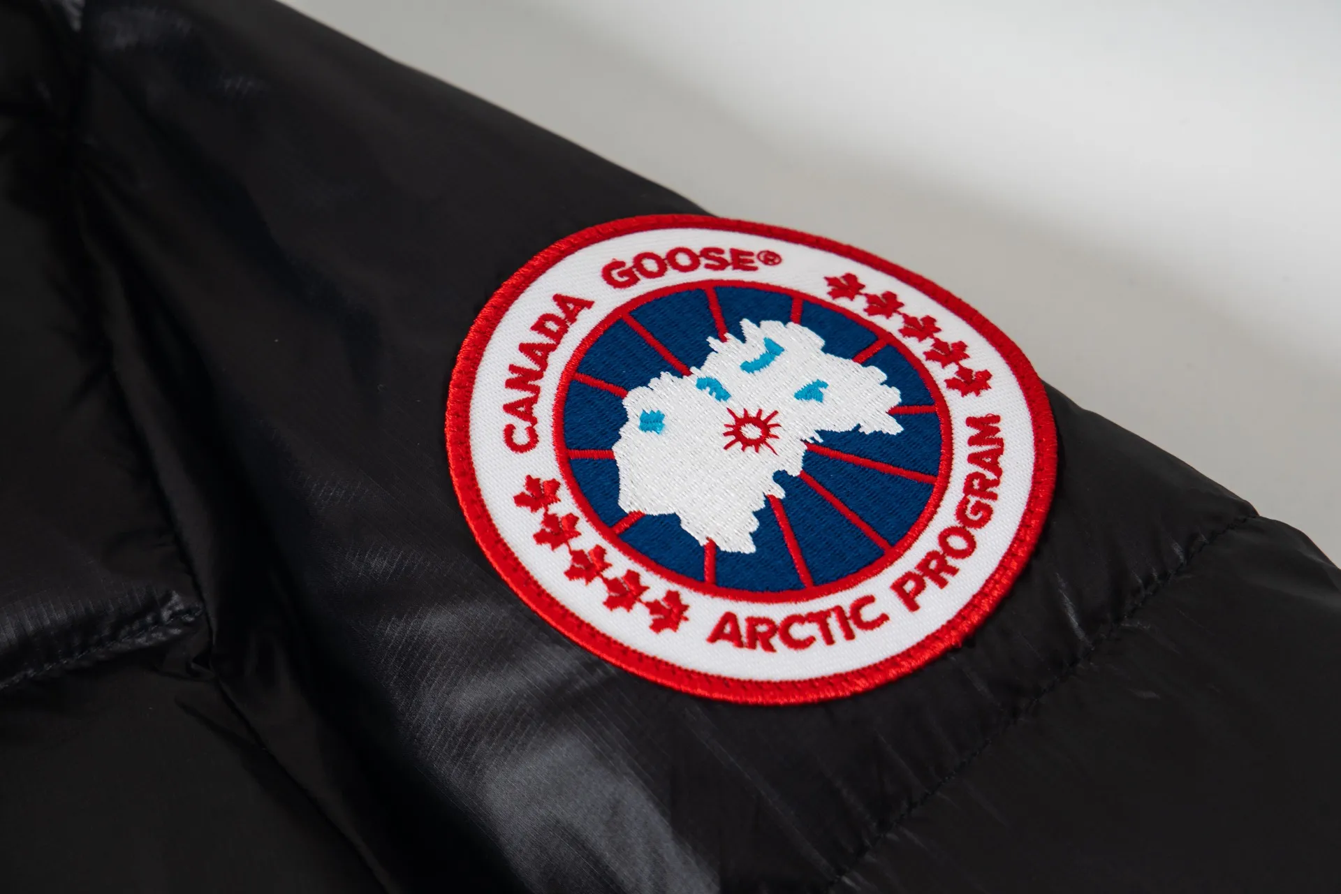 P780 Canada Goose New Puff Couple Style Hooded Down Jacket 1️⃣The fabric is made of recycled Feather-Light tear-resistant fabric, which is ultra-light and has no weight-bearing feeling on the upper body. The unique black label highlights the temperament. The interior is filled with white duck down, making the upper body very light and comfortable! 2️⃣It is very youthful and energetic, and can be easily worn by both men and women. It is very in line with the fashion aesthetic concepts of today's young people! 3️⃣ A full set of customized accessories, complete with three standards, same style for men and women, a must-have for couples. Size: S-XXL
